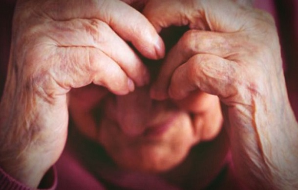 Resultado de imagen de abuela llorando