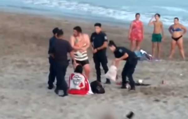 Resultado de imagen de padres entierran niña en arena