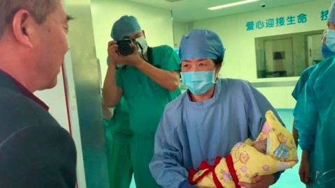 Resultado de imagen de mujer de 67 años da a luz