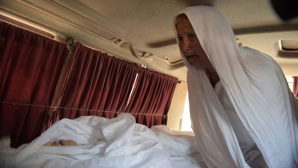 La abuela de la joven pakistaní torturada y quemada viva, acompaña a su nieta en la ambulancia hacia el hospital tras el suceso. 