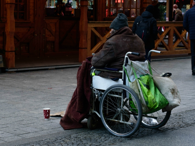 Resultado de imagen de indigente silla de ruedas