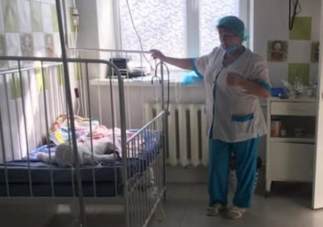 80% del cuerpo quemado: bebé lucha por sobrevivir tras caer a ...