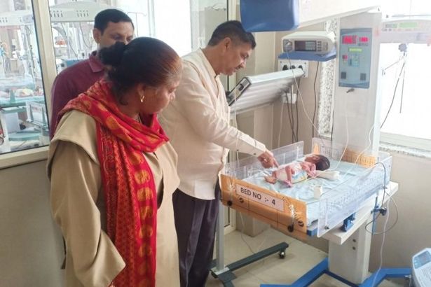 Mientras cavaba la tumba para su hija fallecida hizo un hallazgo ...