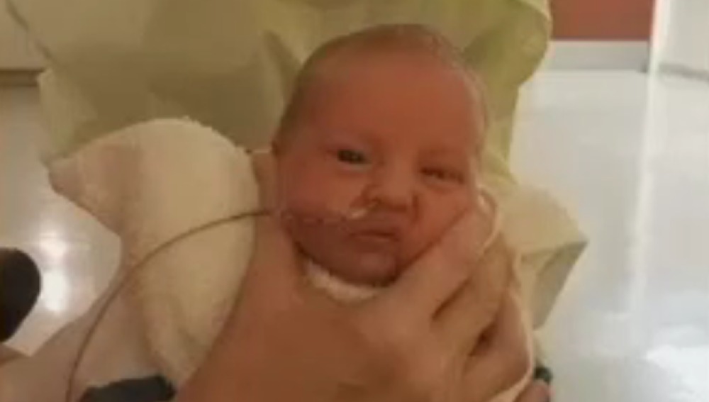 Jayden Fontenot con su hermano recién nacido