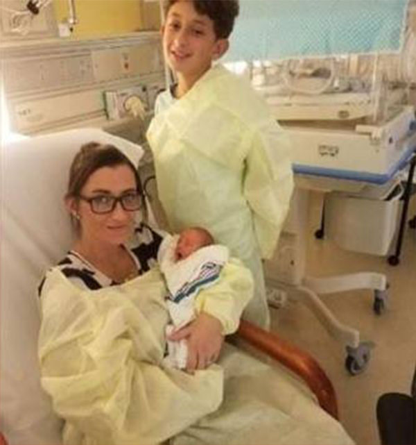 El niño de 10 años que ayudó a traer a su hermanito al mundo