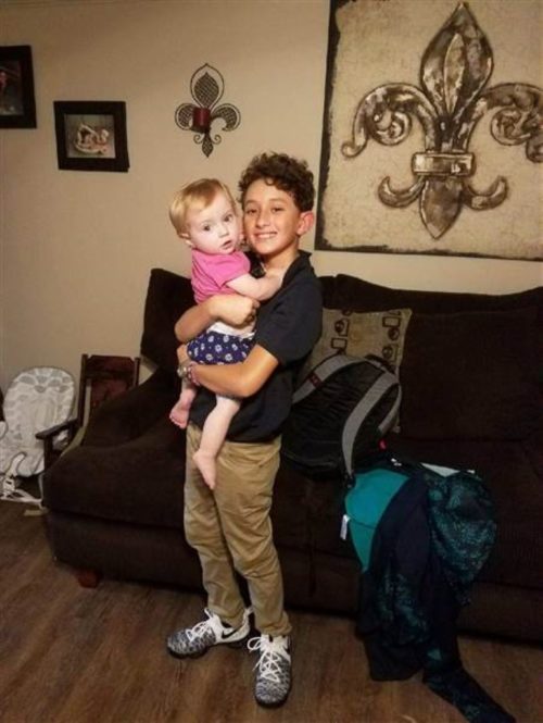 Un niño de 10 años ayuda a su madre a dar a luz y logra salvar la ...