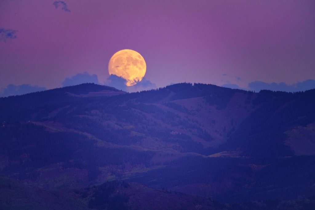 Photo Lune Ciel Rose Lieu Ne manquez pas la "Super Lune rose" qui apparaitra dans la nuit du 7 au
