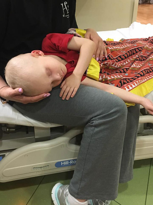 Niño de 4 años de está muriendo de cáncer – de repente abre los ...