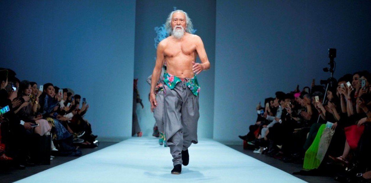 Mirá el video de Deshun Wang, el modelo chino de 80 años que ...