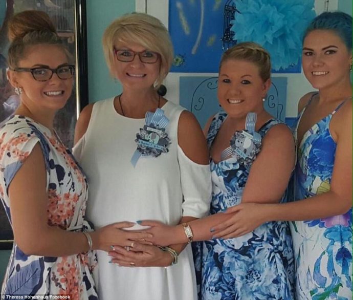 Una mujer con 5 hijos se viraliza después de dar a luz a su propio nieto