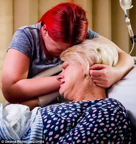 Una mujer con 5 hijos se viraliza después de dar a luz a su propio nieto