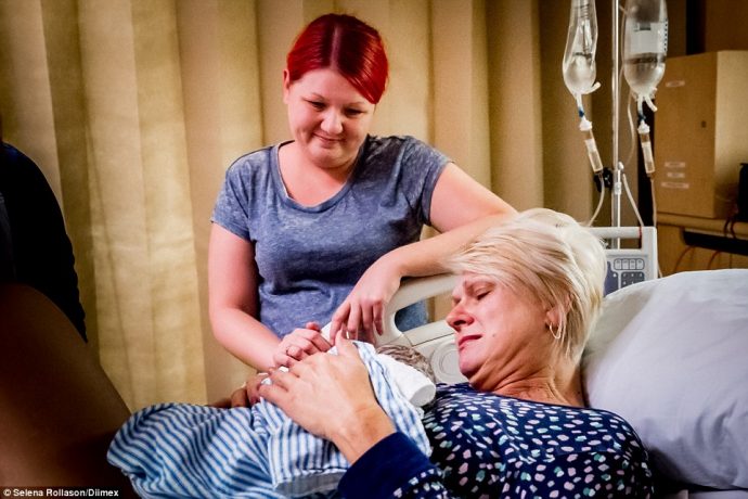 Una mujer con 5 hijos se viraliza después de dar a luz a su propio nieto