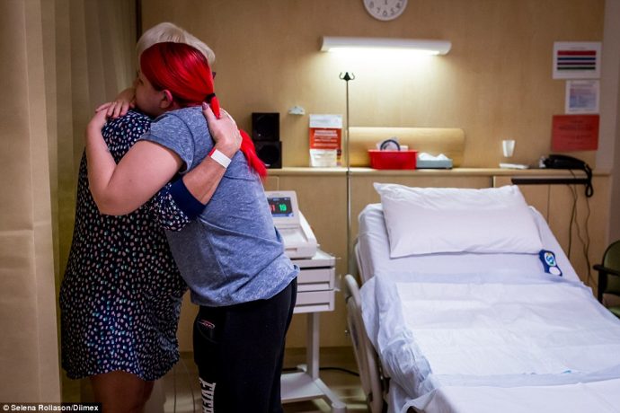 Una mujer con 5 hijos se viraliza después de dar a luz a su propio nieto