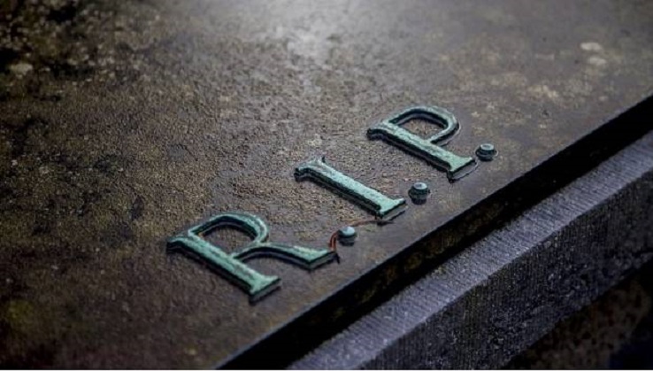 Duerme en un ataúd para atraer buena suerte y muere