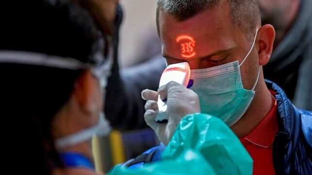 El cierre de fronteras o las pruebas de fiebre en aeropuertos son ...