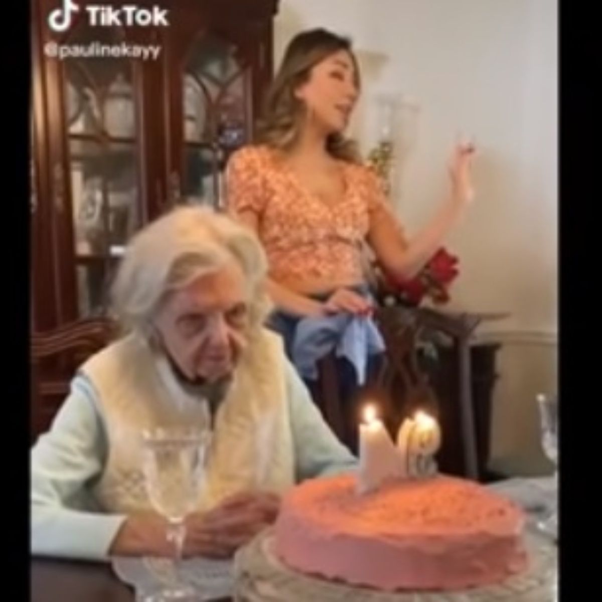 Tétrico deseo de cumpleaños de una abuelita se vuelve viral ...