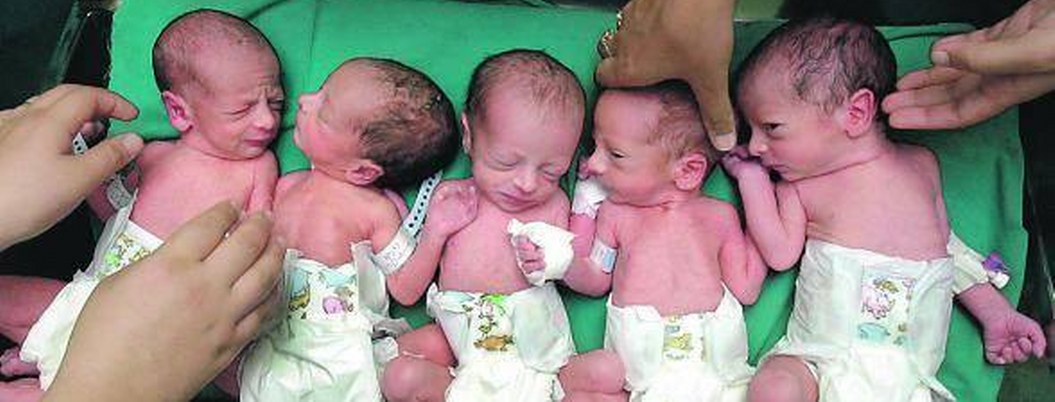 Mujer es atendida por 40 médicos en parto de quintillizos