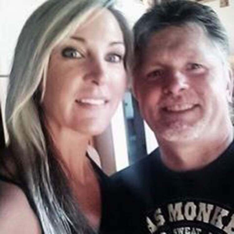 Lajiness asegura estar completamente enamorada de su marido. Ahora enfrenta cargos por haber abusado sexualmente de un menor de 14 años (Facebook)