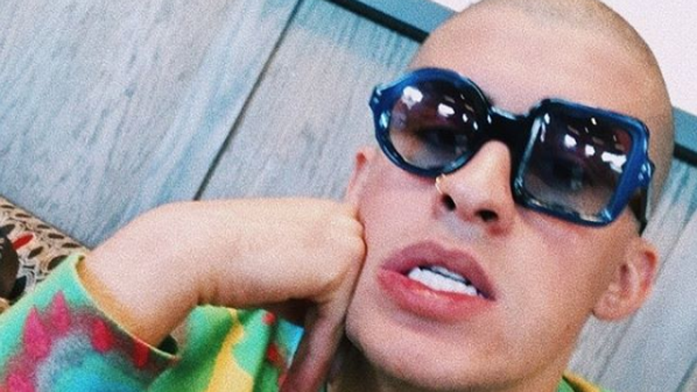 Bad Bunny compra un retrato suyo hecho por un fan (y lo paga muy bien)