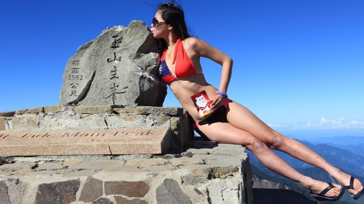 Famosa por trepar picos montañosos casi sin ropa, cayó en una ...