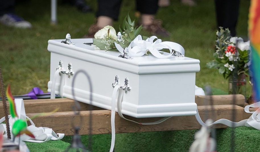 México: Les entregan ataúd con basura en lugar de su bebé