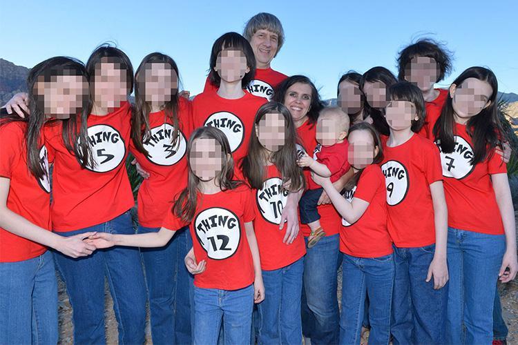 Rodičům, kteří týrali a věznili 13 dětí, hrozí 94 let vězení ...