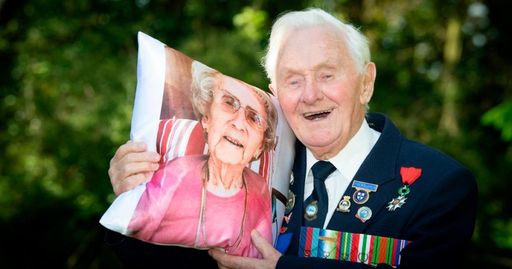 Le regalan cojín a abuelito que tiene la cara de su esposa ...
