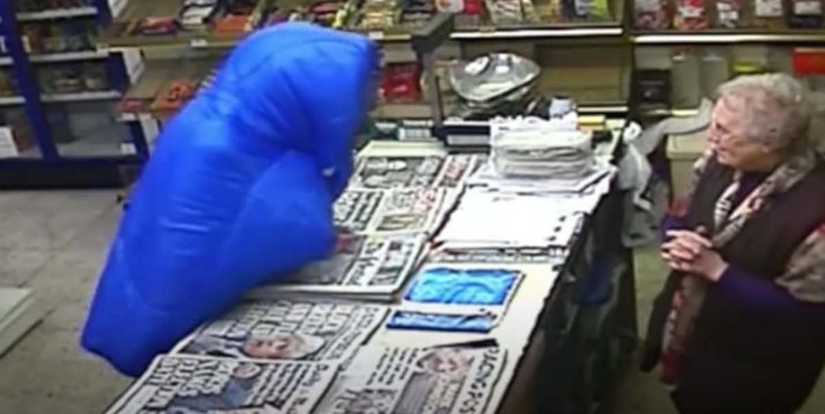 A bastonazos: así espanta una octogenaria al ladrón que quería robar en su tienda