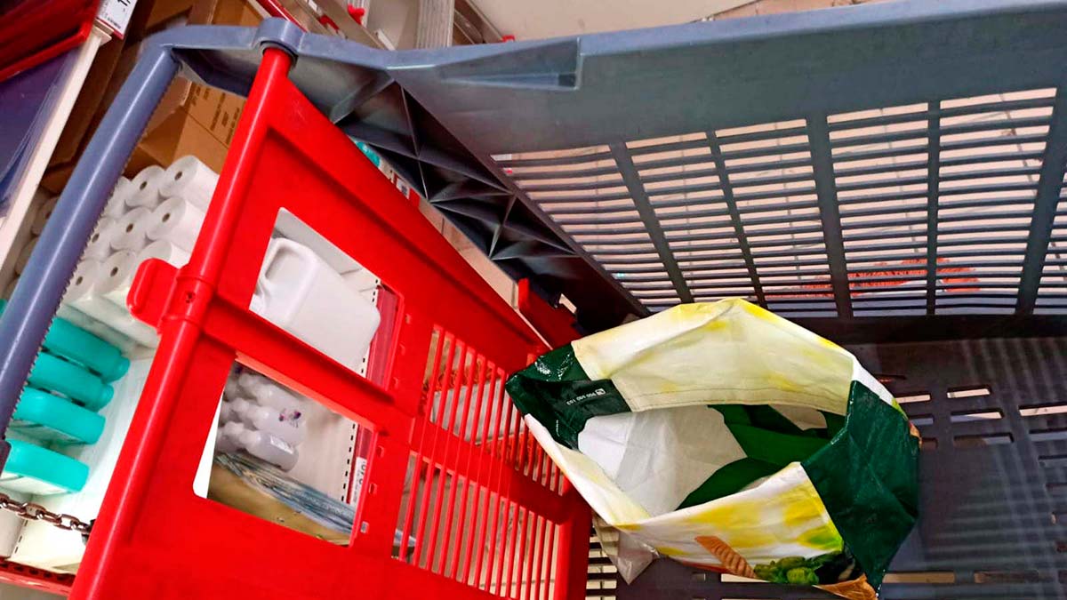 Encuentran un bebé en el carro de un supermercado en Ávila