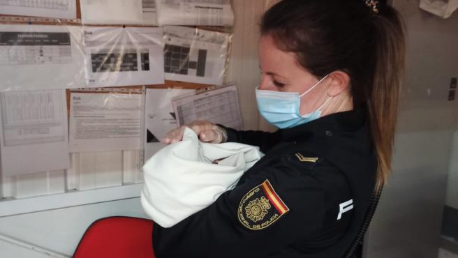 Encuentran un bebé en buen estado abandonado en el carro de un ...