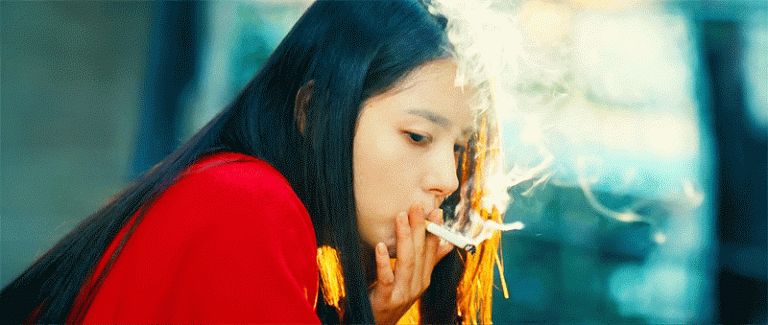 뱀선생] 담배피는 민효린 짤.gif