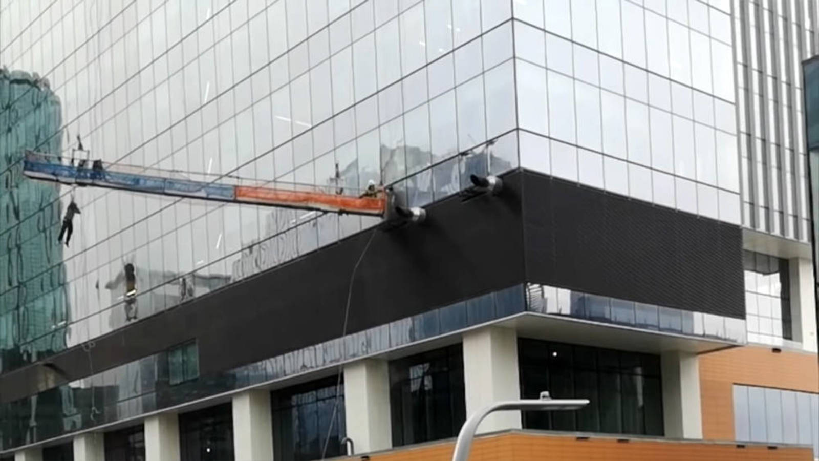 Vídeo: Terrible accidente de un limpiacristales en un rascacielos ...