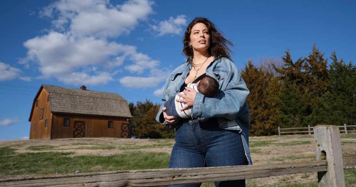 Ashley Graham Captured Breastfeeding Her Son Isaac In A Photo For Vogue Small Joys 7160