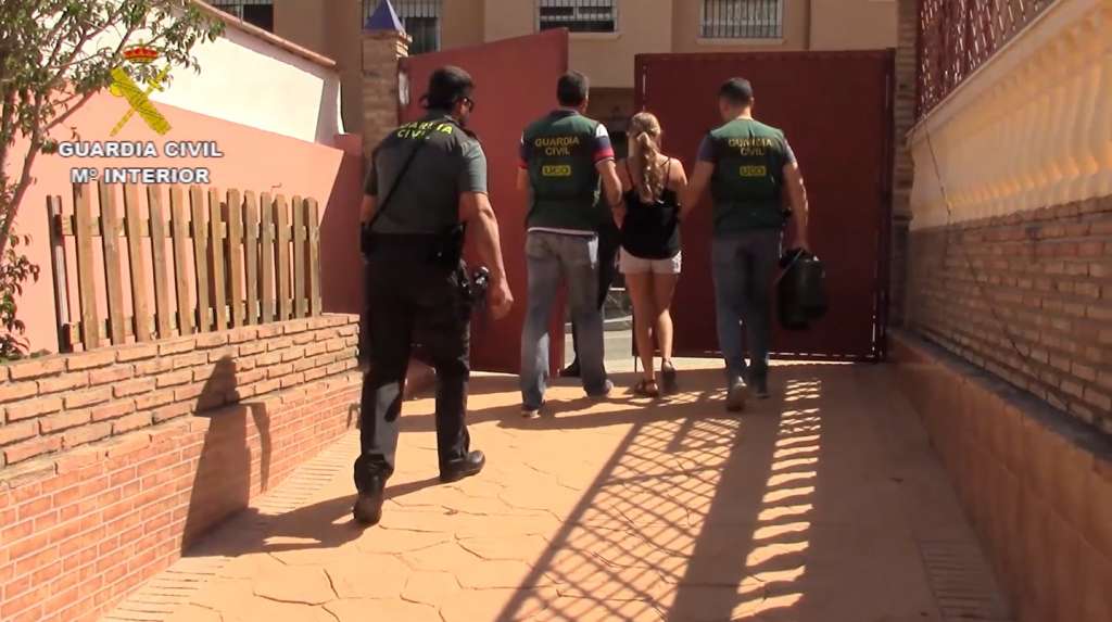 Madre detenida por producir porno de sus hijas | Ecuavisa