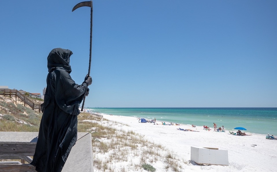 Coronavirus. La Muerte aparece en playa de Florida, hombre se disfraza