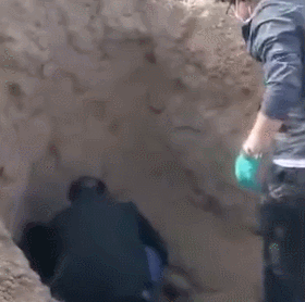영상]아들이 생매장한 79세 노모, 땅속에서 3일 버텨 구조 : 뉴스 ...