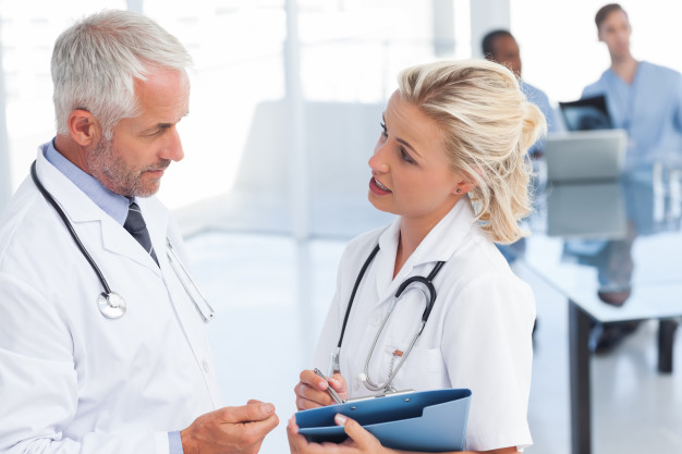 Dos doctores hablando | Foto Premium