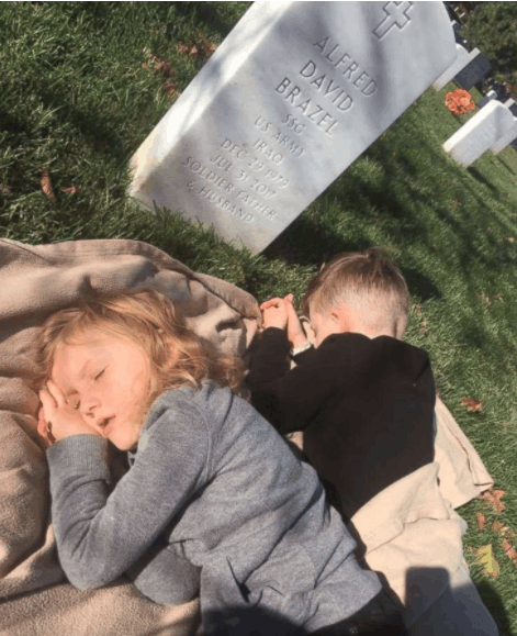 Conoce la historia de los niños que duermen frente a la tumba de ...