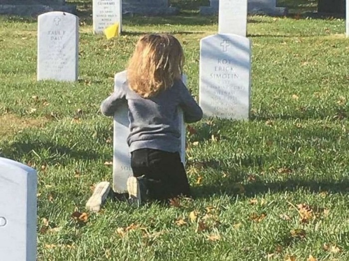 Una viuda con sus hijos fue a la tumba de su esposo fallecido ...