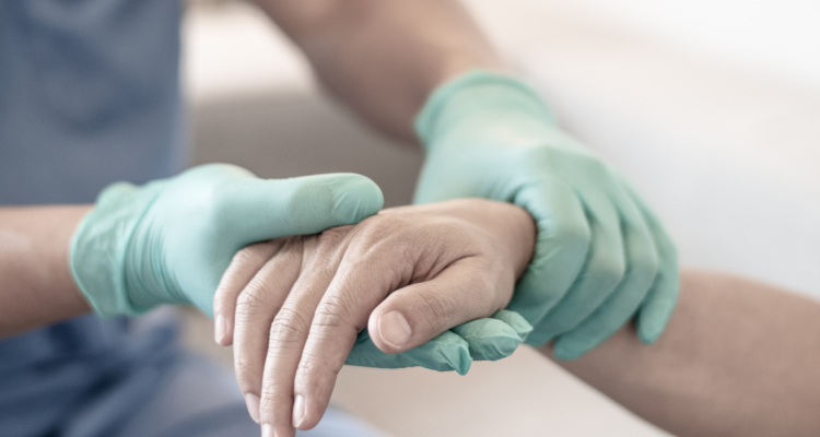 Enfermera robó tarjeta de crédito de paciente moribundo por Covid ...