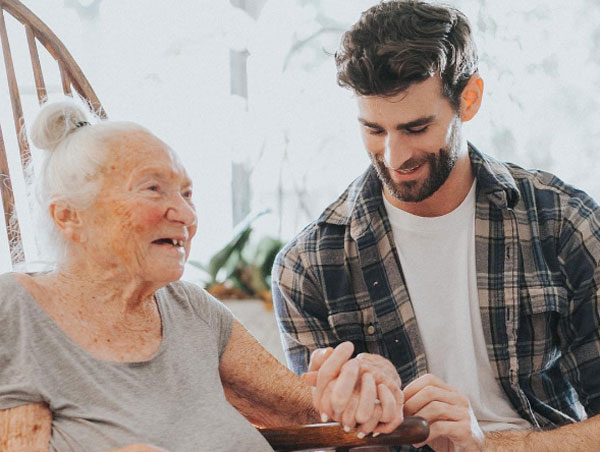 Un joven adopta a su vecina de 89 años y da una lección de ...