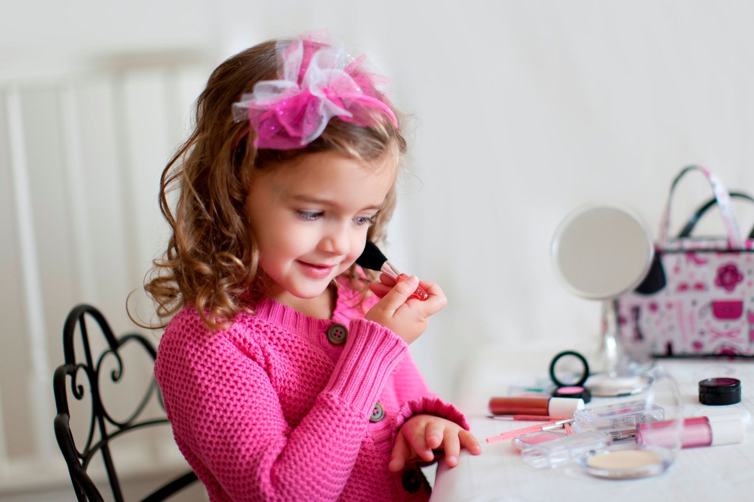 Little cosmetics. Девочка красится. Косметика для девочек. Дети красятся. Детский макияж.