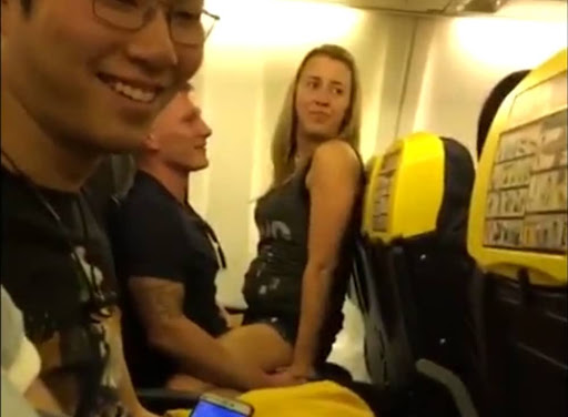 Mujer de video sexual en avión está avergonzada
