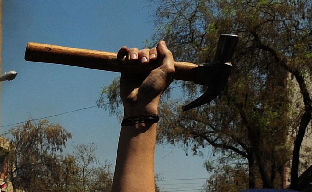 Albañil sorprende a su esposa con otro hombre en su propia casa y ...