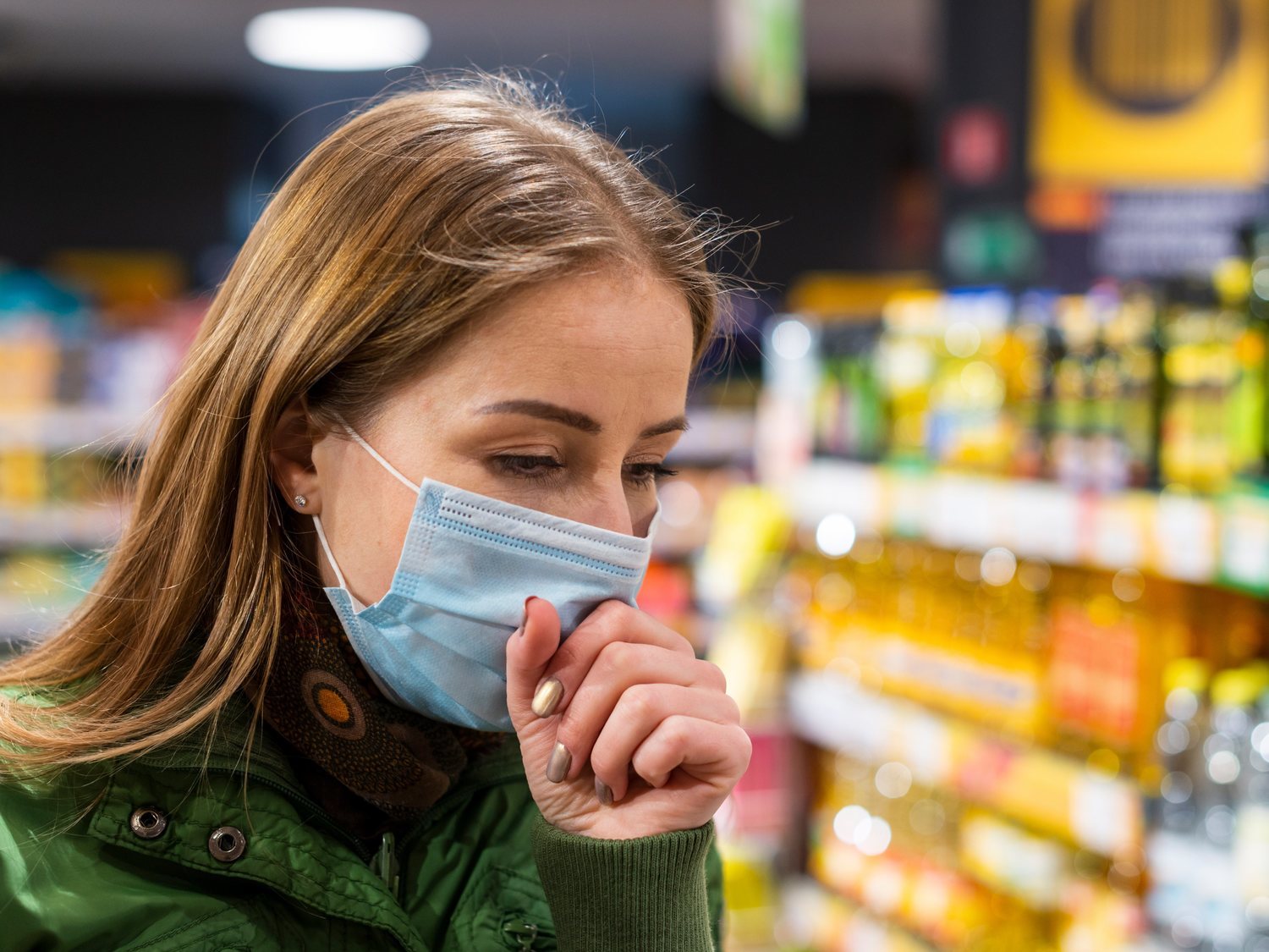 Una mujer tose intencionadamente sobre comida en un supermercado ...