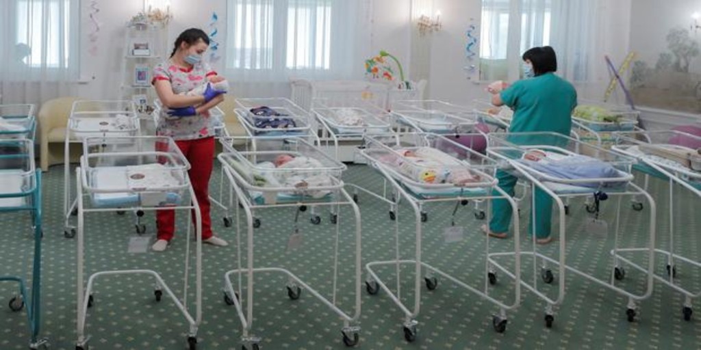 Decenas de bebés nacidos por gestación subrogada se quedan varados ...