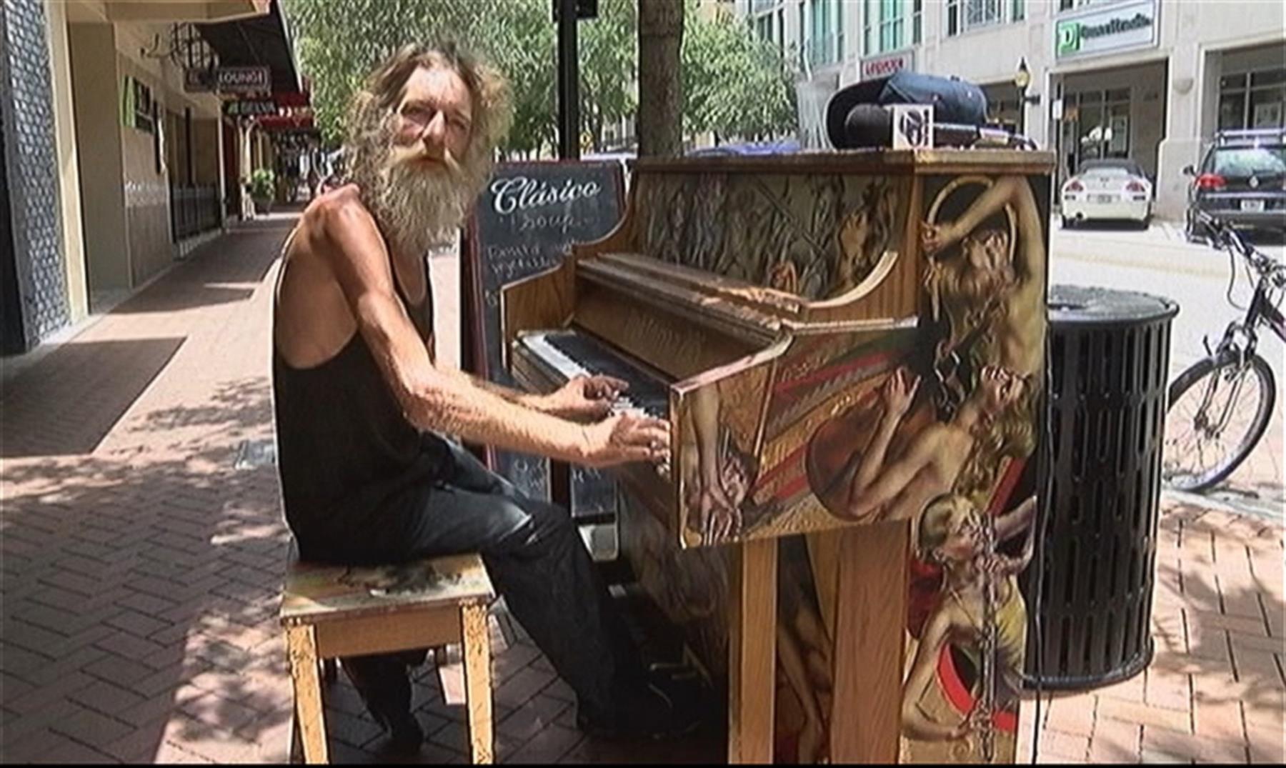 El vagabundo que toca el piano de forma maravillosa