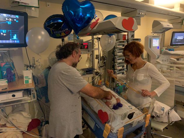 Tras cinco meses y medio Salvador, un bebé prematuro, sale de la ...