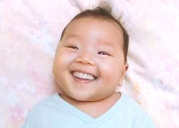生まれたばかりの赤ちゃんにすでに乳歯が！あまりにも綺麗な歯に「可愛くてじわじわ…」 Hachibachi