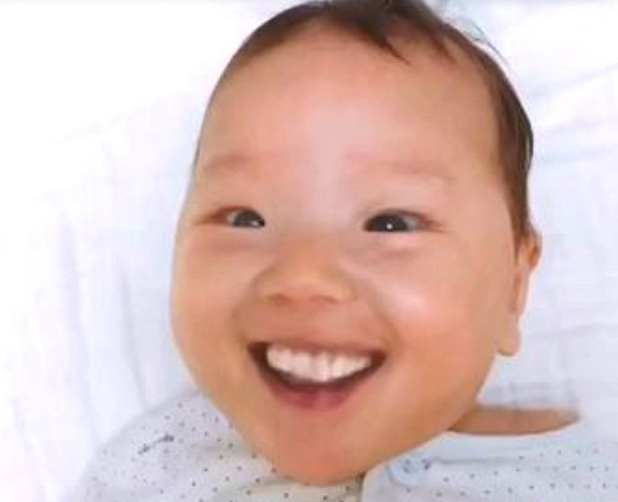 生まれたばかりの赤ちゃんにすでに乳歯が！あまりにも綺麗な歯に「可愛くてじわじわ…」 Hachibachi